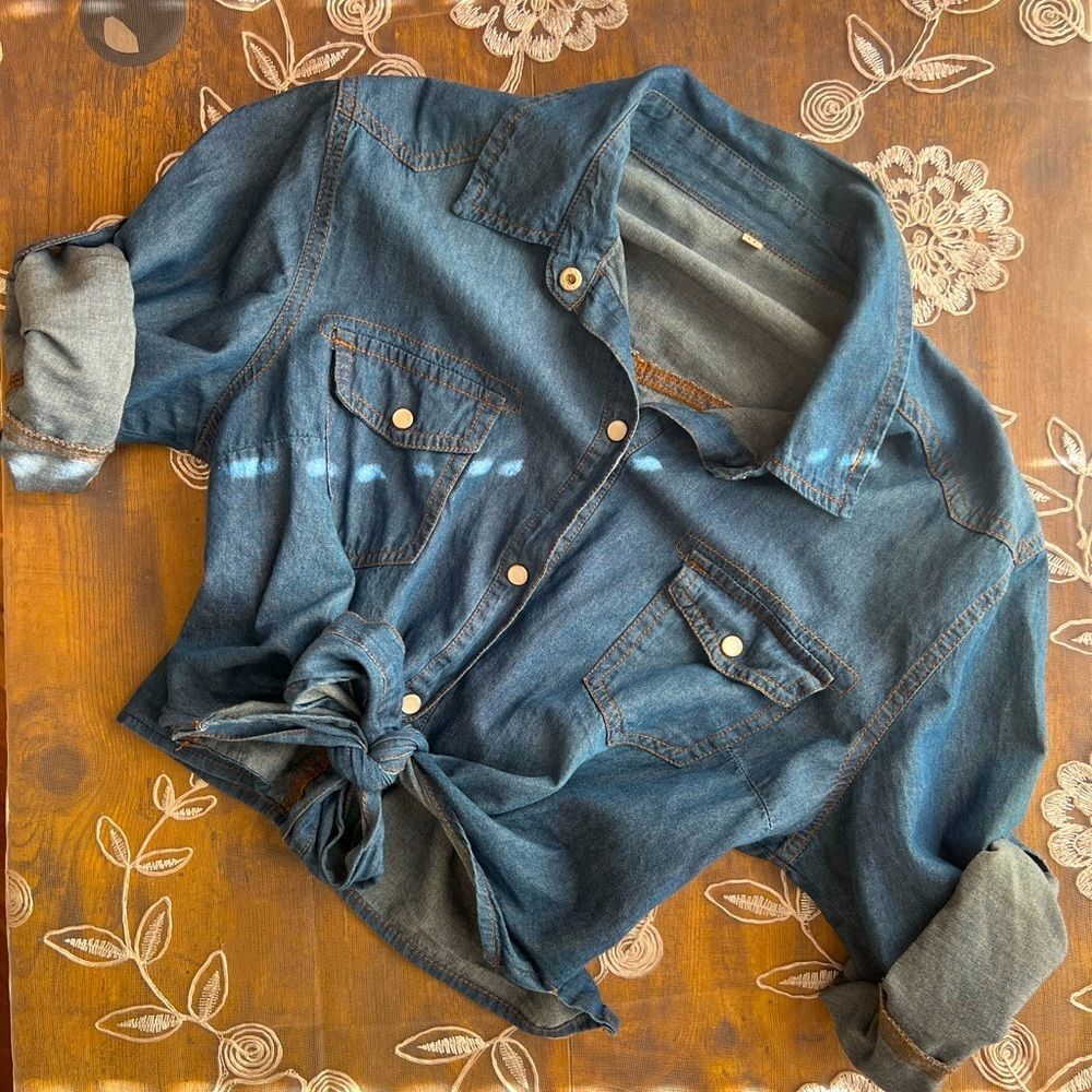 SZ M Zara, light denim colored button-down, cropped blouse.